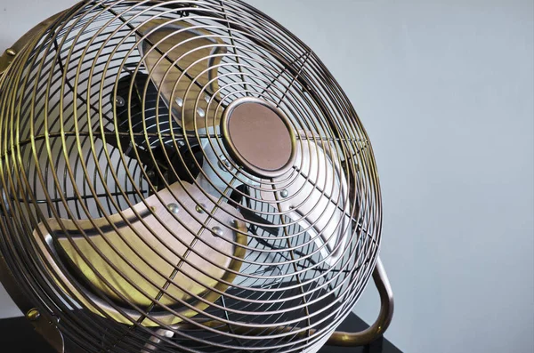 Primo Piano Ventilatore Vintage Sul Tavolo Contro Muro Grigio — Foto Stock