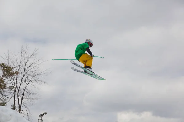 Skie Profesional Saltando Por Aire Haciendo Impresionantes Habilidades Contra Cielo —  Fotos de Stock