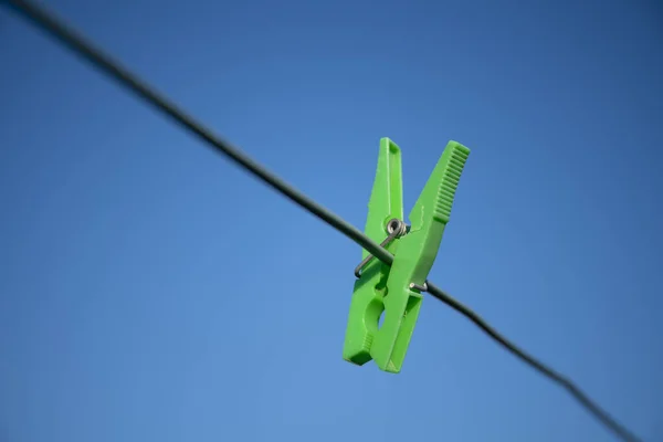 Eine Flache Aufnahme Eines Grünen Clips Der Einem Schwarzen Kabel — Stockfoto