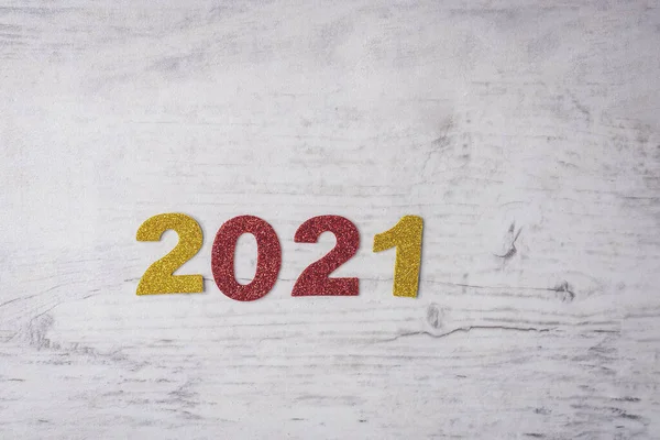Знімок Золотистого Червоного Блискітки Відчував Цифри 2021 Року Сірому Дерев — стокове фото