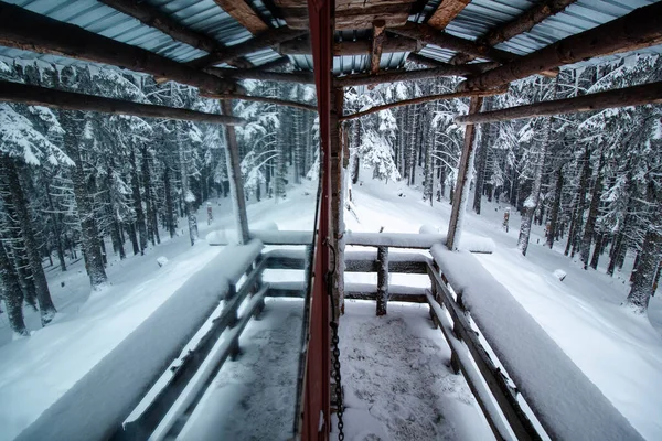 Das Innere Eines Holzpavillons Der Mit Schnee Bedeckt Ist — Stockfoto