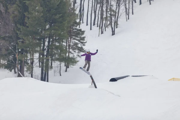 Snowboarder Pulando Alto Através Wisp Ski Resort Deep Creek Lake — Fotografia de Stock