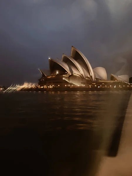 Uma Foto Vertical Uma Famosa Casa Ópera Sydney Perto Água — Fotografia de Stock