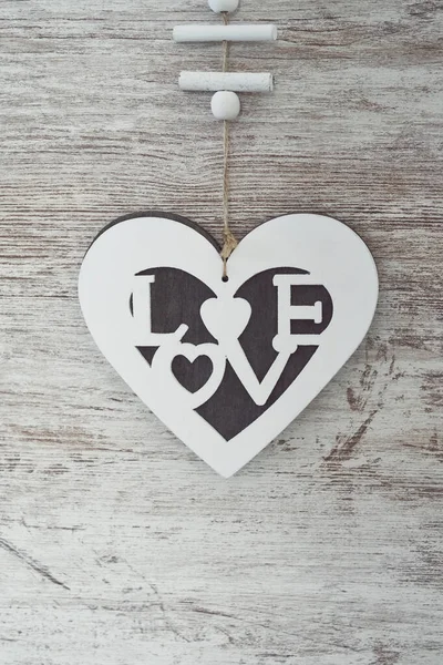 Eine Vertikale Aufnahme Eines Herzförmigen Rahmens Mit Dem Wort Liebe — Stockfoto