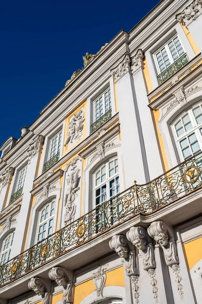 Beyaz Pencereli Güzel Bir Tarihi Binanın Dikey Alçak Açılı Görüntüsü — Stok fotoğraf