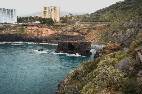 Ocean Shore Green Hills Buildings Gloomy Day — Stock Photo, Image