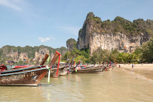 Maya Bay Thailand Februar 2016 Langheck Boote Der Küste Thailands — Stockfoto