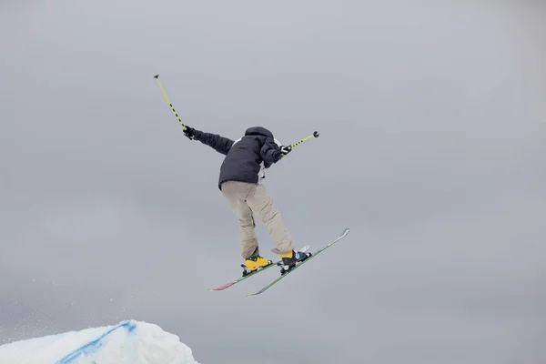 Skie Profesional Saltando Por Aire Haciendo Impresionantes Habilidades Contra Cielo —  Fotos de Stock