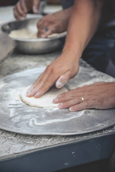 Vertikální Selektivní Snímek Kuchaře Který Připravuje Těsto Pizzu — Stock fotografie