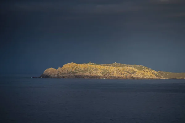 在西班牙暴风雨的天空下 大西洋上美丽的西萨加大岛闪烁着光芒 — 图库照片