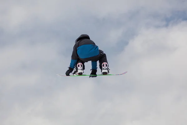 Snowboarder Profissional Pulando Pelo Fazendo Habilidades Impressionantes Contra Céu Nublado — Fotografia de Stock