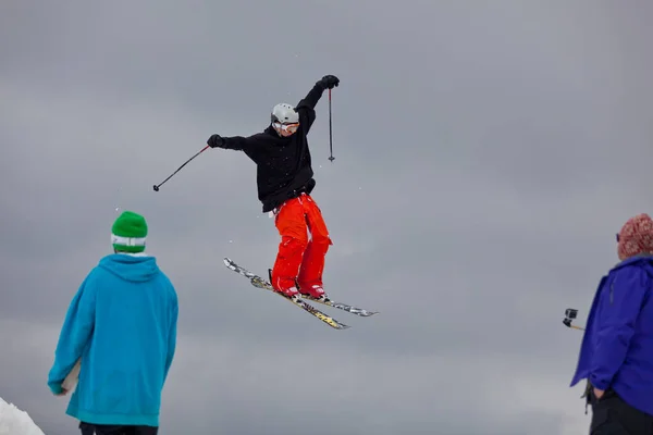 Skie Profesional Saltando Por Aire Haciendo Impresionantes Habilidades Contra Cielo —  Fotos de Stock