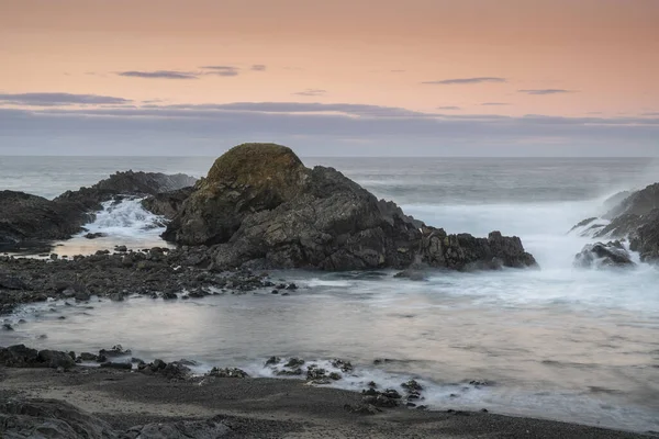 Eine Wunderschöne Landschaft Aus Wasser Und Riesigen Felsen Bei Sonnenuntergang — Stockfoto