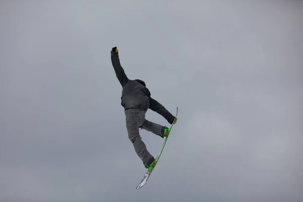 Ένας Snowboarder Πηδώντας Ψηλά Στον Αέρα Στο Χιονοδρομικό Κέντρο Wisp — Φωτογραφία Αρχείου