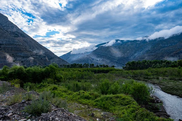 Río Tortum Fondo Las Rocas Alta Montaña Bajo Cielo Azul — Foto de Stock