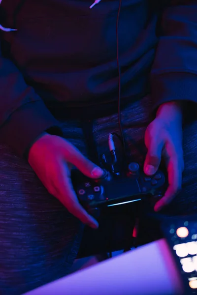 Вертикальный Снимок Мужчины Геймера Играющего Контроллером Транслирующего Видеоигру Онлайн — стоковое фото