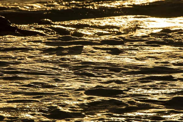 Una Vista Fascinante Las Olas Que Forman Mar Día Sombrío — Foto de Stock