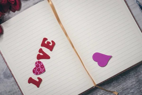 Een Open Notitieboekje Voor Romantische Brieven Het Woord Liefde Samengesteld — Stockfoto