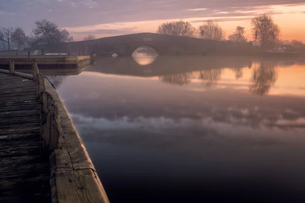 Une Vue Imprenable Sur Pont Coucher Soleil Reflétés Dans Rivière — Photo