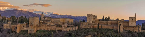 Pandangan Panorama Terhadap Istana Alhambra Dengan Latar Belakang Pegunungan Sierra — Stok Foto