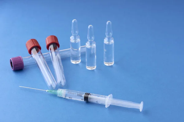 Een Hoge Hoek Van Een Injectienaald Met Vaccinampullen Een Blauw — Stockfoto