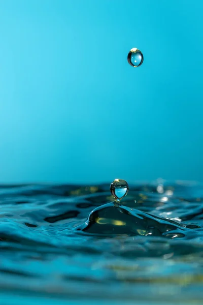 Fantastisk Vertikal Bild Droppe Studsar Vatten Blå Bakgrund — Stockfoto
