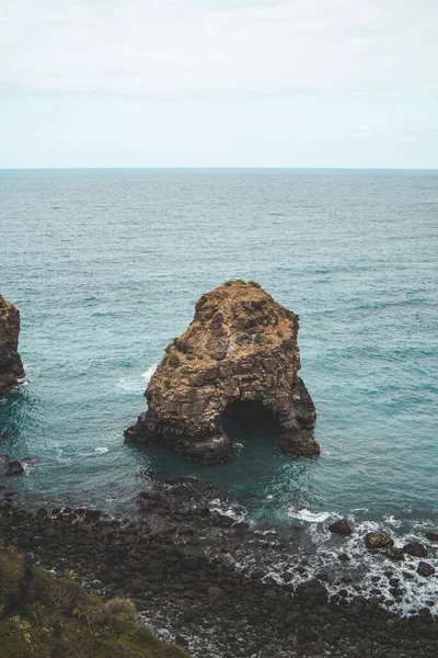 Eine Vertikale Aufnahme Eines Großen Felsens Der Nähe Der Küste — Stockfoto