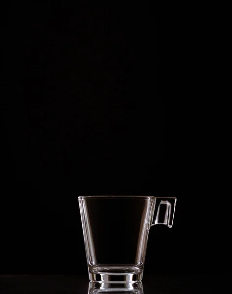 Plano Vertical Una Taza Café Espresso Aislado Sobre Fondo Negro — Foto de Stock