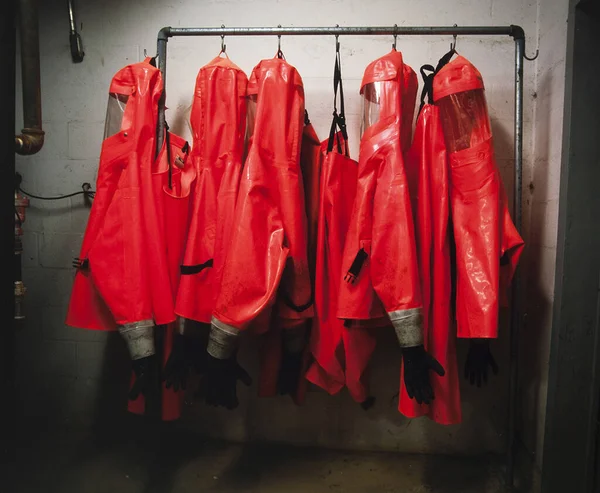 Roupa Protetora Vermelha Cabide — Fotografia de Stock