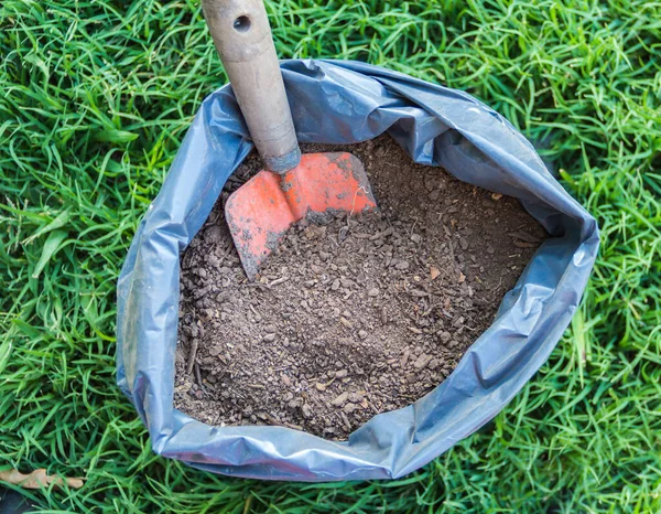 Bovenaanzicht Van Een Zak Met Vruchtbare Grond Voor Tuin — Stockfoto