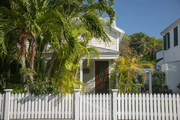 Key West 2011年4月4日 熱帯植物のあるキーウェストの南スタイルの家 フロリダ州 — ストック写真