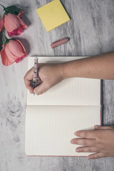 Μια Κάθετη Φωτογραφία Γυναικεία Χέρια Γράφουν Ένα Ερωτικό Γράμμα Την — Φωτογραφία Αρχείου