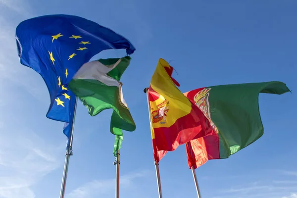 Pływające Flagi Unii Europejskiej Hiszpanii Andaluzji Granady Błękitnym Niebem — Zdjęcie stockowe