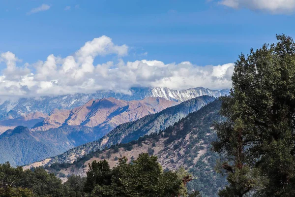 Ein Erstaunlicher Blick Auf Die Schneebedeckte Bergkette Unter Wolken Blauen — Stockfoto