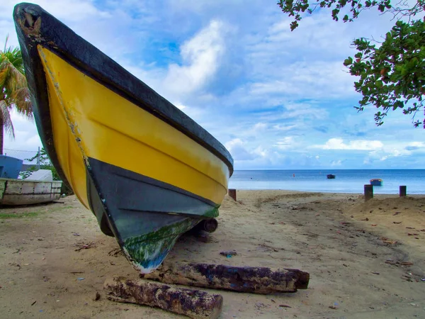 Sebuah Perahu Pantai Berpasir Melawan Langit Biru — Stok Foto