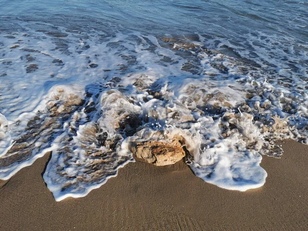 砂浜と波状の海の高角度のショット — ストック写真
