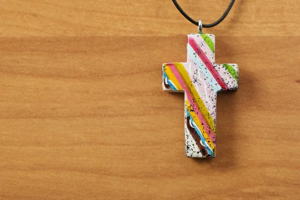 Kolorowy Krzyż Chrześcijański Drewnianym Tle Przestrzenią Kopiowania — Zdjęcie stockowe
