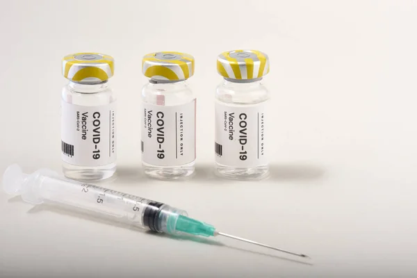 Förslutning Injektionsnål Med Covid Vaccinampuller Bordet — Stockfoto