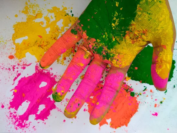 색깔의 페인트칠을 사람의 손바닥을 클로즈업 — 스톡 사진