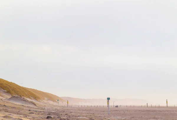 Una Vista Sulla Spiaggia Nebbiosa Una Giornata Cupa — Foto Stock