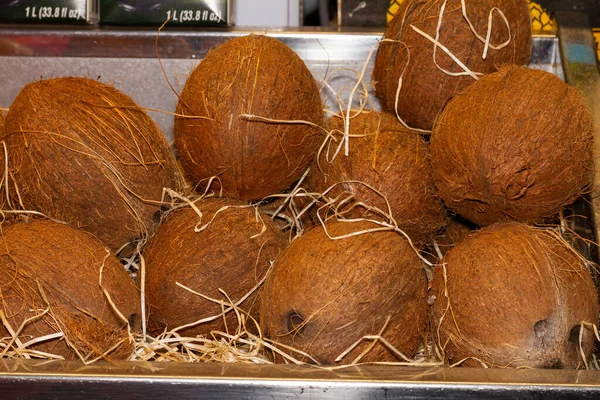 街上市场上一群新鲜的棕色小椰子 — 图库照片