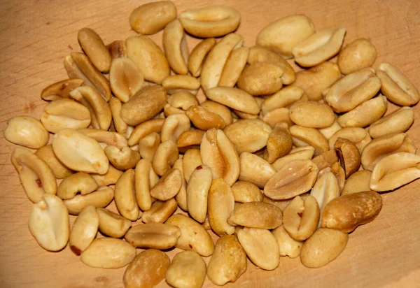 Tiro Close Alguns Amendoins Saborosos Mesa Madeira — Fotografia de Stock