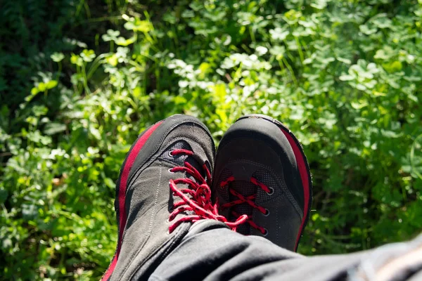 Närbild Person Som Bär Jeans Med Stövlar Och Sitter Ett — Stockfoto