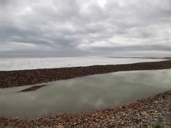 Fantastyczne Ujęcie Skalistej Plaży Spokojnego Oceanu — Zdjęcie stockowe