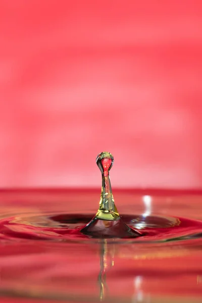 Una Increíble Toma Vertical Una Gotita Rebotando Sobre Agua Fondo —  Fotos de Stock