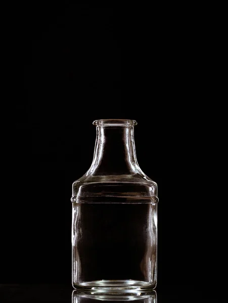 一个在黑色背景上隔离的空酒瓶的垂直截图 — 图库照片