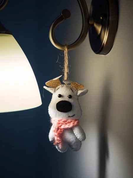 Вертикальный Снимок Милой Медвежьей Игрушки Висящей Лампе Комнате — стоковое фото