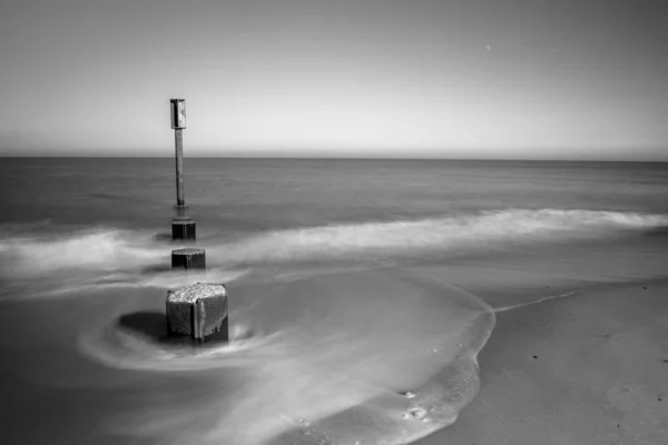 Een Grijswaarden Opname Van Een Zee Kustlijn Shot Met Lange — Stockfoto