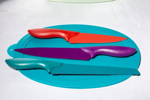 Tiro Close Colorido Vários Tipos Facas Uma Placa Plástico Azul — Fotografia de Stock