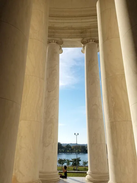 华盛顿特区杰斐逊纪念馆上的柱子的美丽景色 — 图库照片